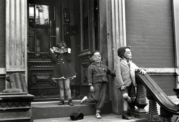 Уличная жизнь Нью-Йорка с 1930-х до 80-х годов в фотографиях Элен Левитт 13