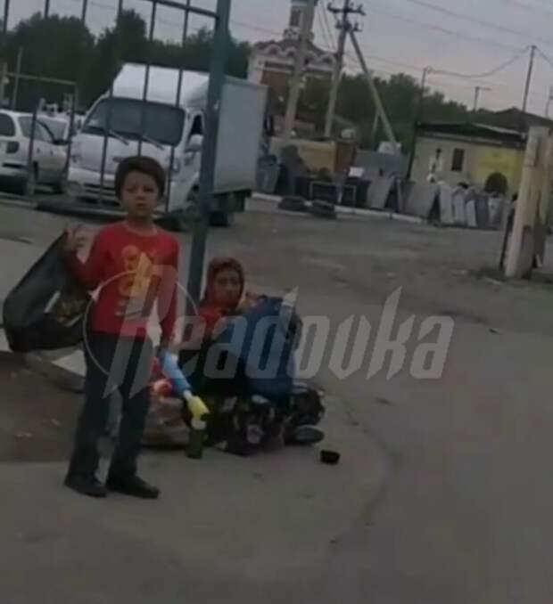 Ридовка сообщает, что в Новосибирске семью иностранных специалистов выдворили за хулиганство детей — это впервые стало поводом для депортации.   Хотя о специалистах речь особо не идёт.-5