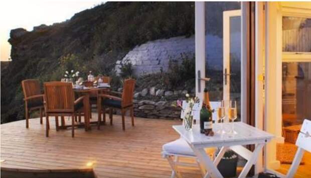 Открытая терраса позволяет провести романтический ужин, любуясь закатом солнца.