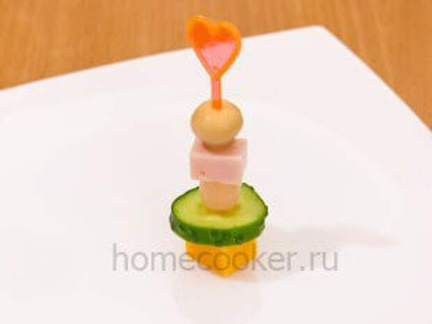 Канапе Kanape s shampinonom ogurtsom vetchinoj i syrom 300x225 Канапе