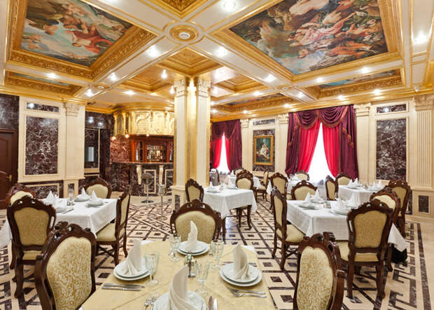 В роскошном петербургском ресторане. | Фото: grandmenu.org.