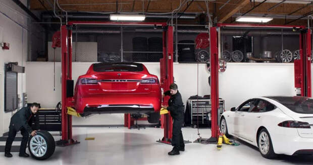 Илон Маск заявил, что автомобили Tesla будут обслуживать сверхбыстро – как в Формуле-1. Пользователи Tesla советуют вместо этого наконец-то наладить должный контроль качества на заводах