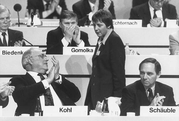 Карьерному взлету Меркель во многом поспособствовал канцлер Гельмут Коль