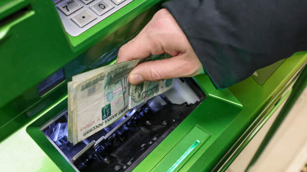 РИА Новости: банки стали блокировать снятие крупной суммы наличных в банкомате