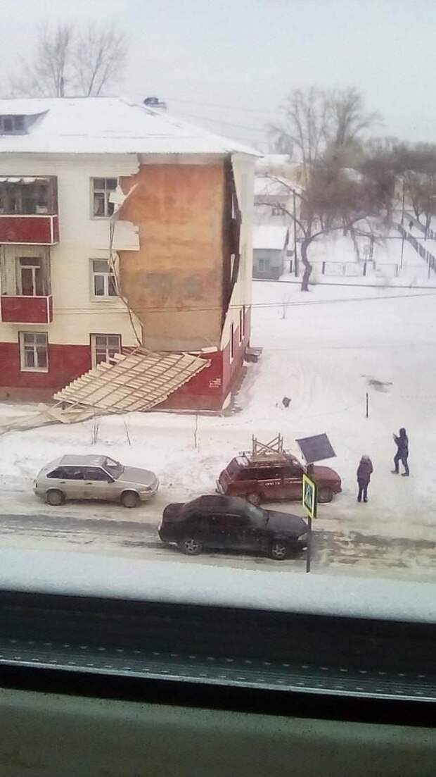 Ветер показал, насколько паршиво отремонтировали жилой дом на Урале 