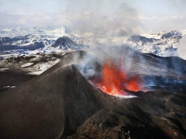 Эйяфьятлайокудль Исландия В 2010 году по вине именно этого вулкана с непроизносимым названием встали аэропорты практически всей Европы. На данный момент десятки специализированных турфирм предлагают пешеходные экскурсии вверх по горе и даже целые приключенческие путешествия на полноприводных джипах.