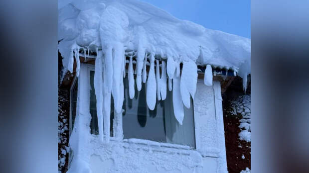 Фото: туляк на Камчатке откапывал машину три дня