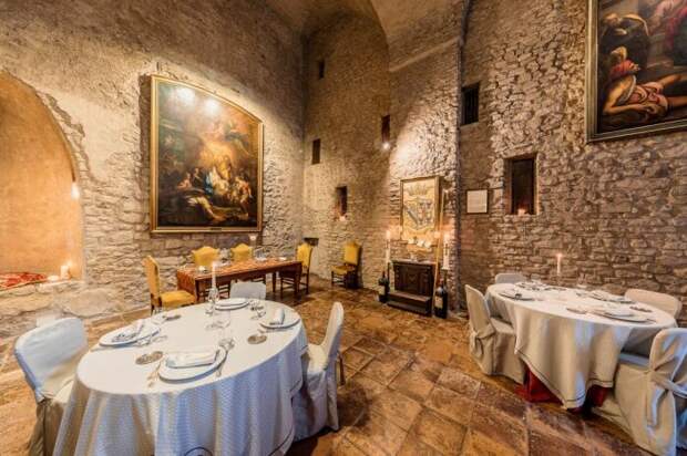 Ресторан очаровывает волшебной обстановкой и изумительной кухней. /Фото: castellorsini.it