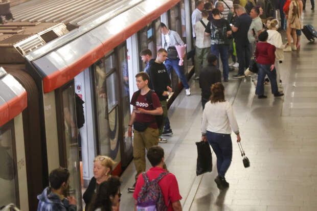 Жители Екатеринбурга массово пожаловали на жуткую вонь в метро