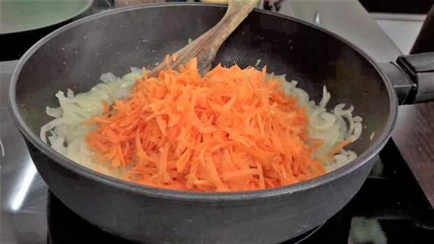 Перемешиваем лук и морковь и тушим до готовности моркови