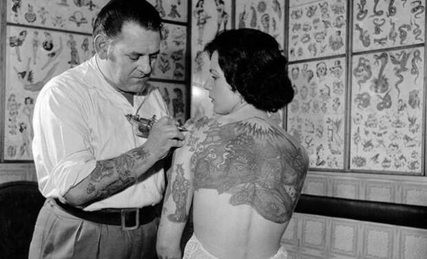 Татуировки появились давно, и любили их не только мужчины