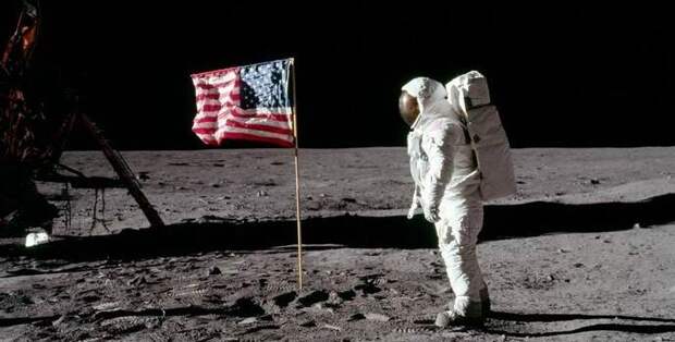 Во время высадки американцев на Луну от небесного тела отвалился кусок?