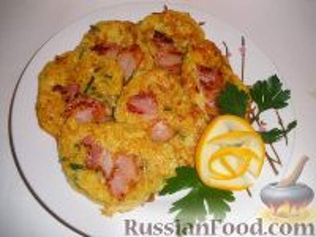 Фото к рецепту: Оладьи кабачковые с сыром и беконом