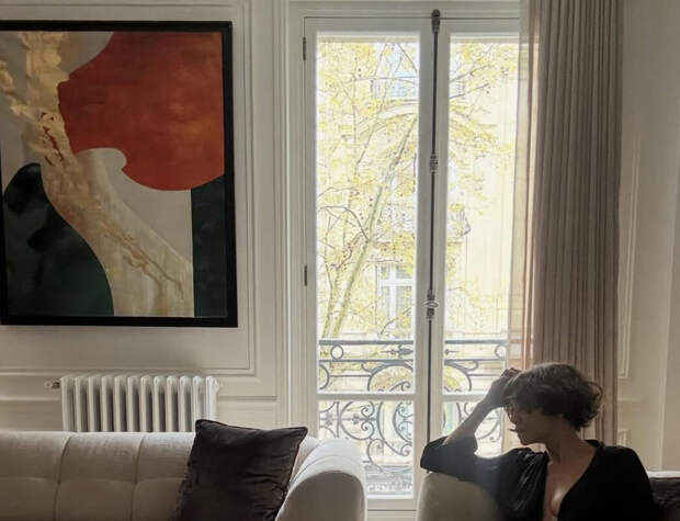 Актриса Холли Берри опубликовала фото в халате без бюстгальтера