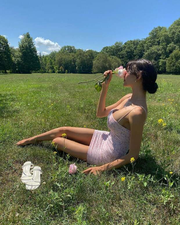 Красивые девушки в летних платьях