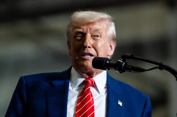 Трамп из-за обвинений показал работнику завода в Мичигане средний палец