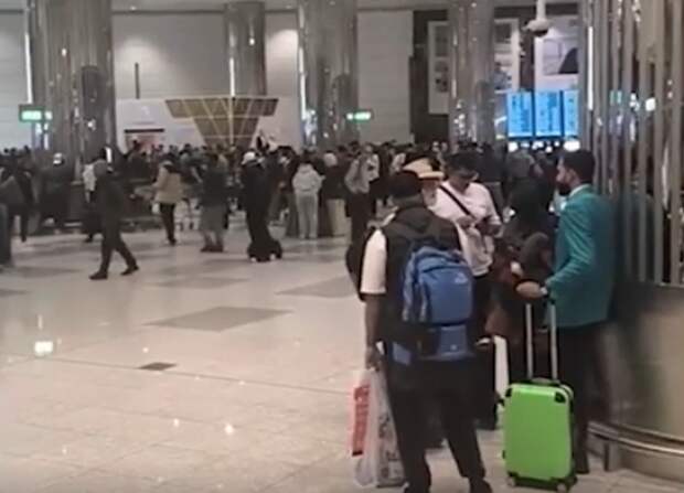 Десятки россиян заблокированы в аэропорту Дубая после атаки иранского дрона