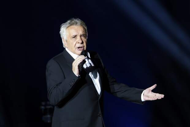 http://media.rtl.fr/online/image/2013/1115/7766838924_michel-sardou-au-palais-omnisport-de-paris-bercy-le-12-decembre-2012.jpg