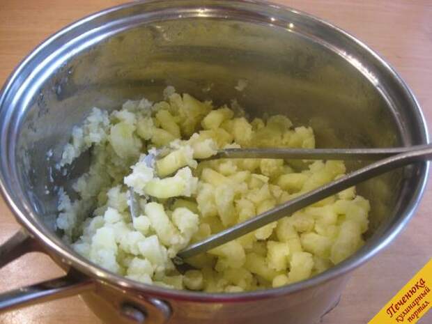 3) С отваренного картофеля сольем воду, картофель измельчим с помощью толкушки.