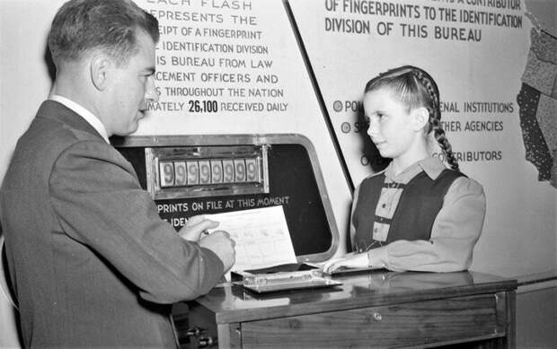 Специальный агент ФБР торжественно снимает стомиллионные отпечатки пальцев у кинозвезды Маргарет О'Брайен, 1946 год. история, ретро, фото