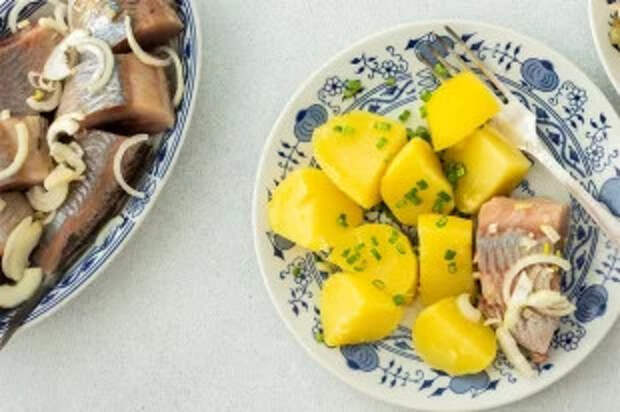 Подавать с картошкой. Солим селедку самостоятельно