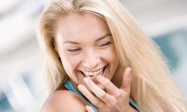 350785_nastroeniya_devushki_devushka_blondinka_smex_ulybk_1680x1050_www-gdefon-ru