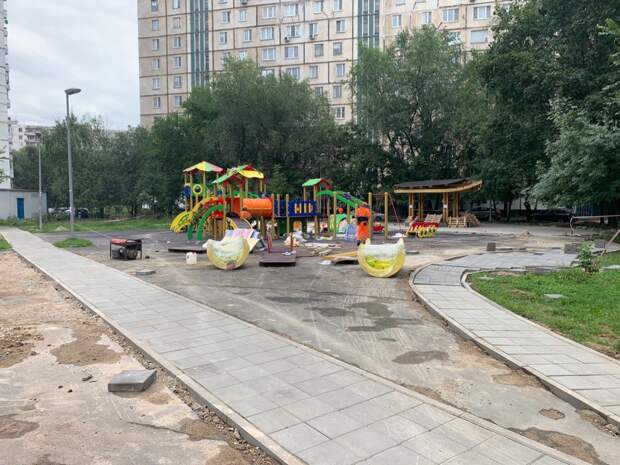 На детской площадке на Алтуфьевском шоссе начали установку игрового комплекса Фото предоставлено управой