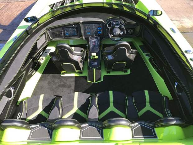 Скоростной катер в стиле Lamborghini Aventador SV в комплекте с одноименным суперкаром aventador, lamborghini, катамаран, катер, лодка, спорткар, суперкар
