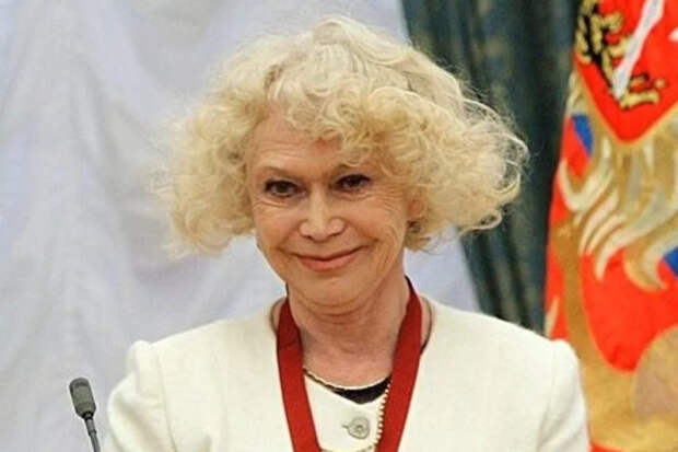 Светлана Немоляева появилась на премьере с сыном и внучкой