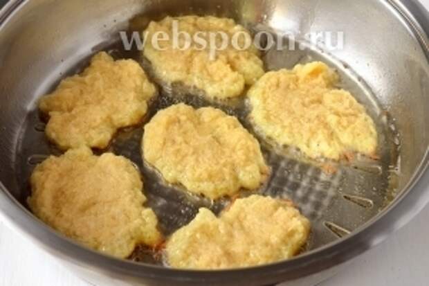 Сковороду хорошо нагреть с частью подсолнечного масла. На раскалённую сковороду столовой ложкой выложить лепёшки.