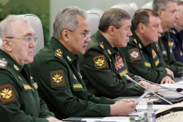 В армии России генералов в 2 раза больше, чем в США и в 9 раз больше, чем в Китае. Почему
