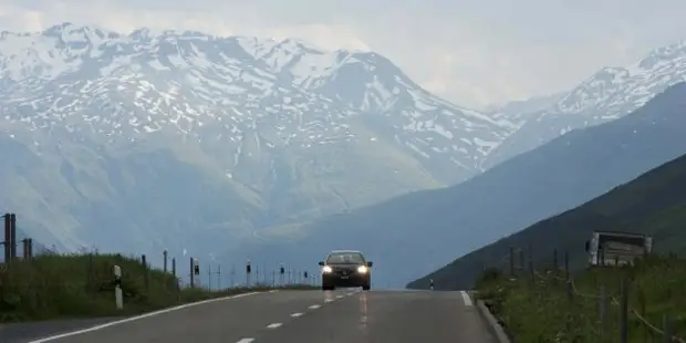 Дорога через перевал Оберальп в Швейцарии