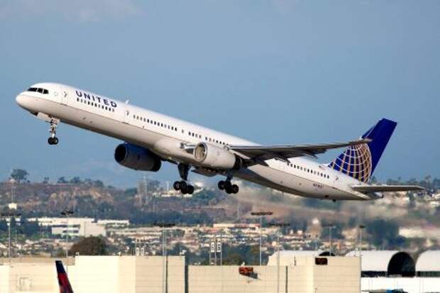 Boeing 757-324WL авиакомпании United Airlines (из флота Continental) взлетает из аэропорта Лос-Анджелеса (LAX)