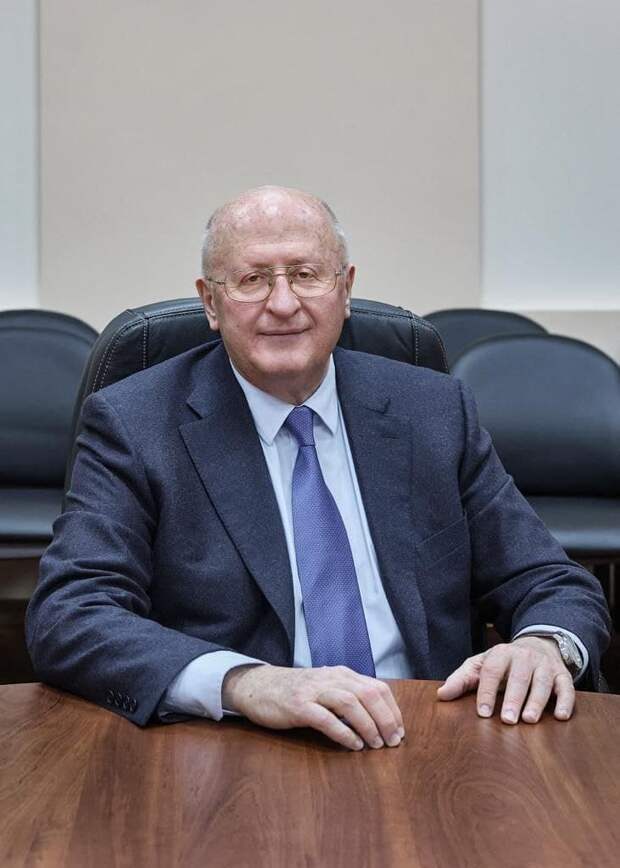 Александр Гинцбург: «За такими профессионалами – будущее нашей науки»