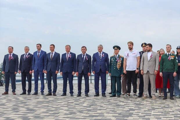 Мэр Сергей Петрин принял участие в торжественном развертывании стометрового триколора на дамбе Чернавского моста Мэр Сергей Петрин принял участие в торжественном развертывании стометрового триколора на дамбе Чернавского моста