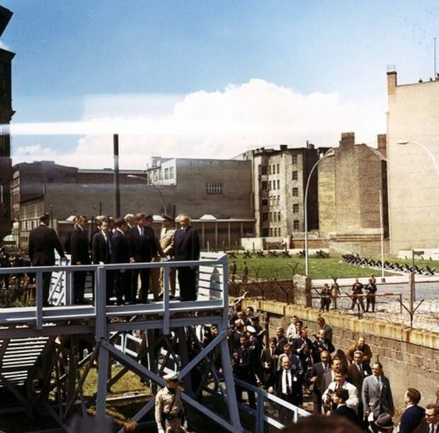 Президент США Джон Кеннеди осматривает берлинскую стену, 1963 год, ФРГ Президент США Джон Кеннеди осматривает берлинскую стену, 1963 год, ФРГ было, история, фото