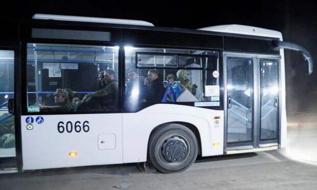 Колонна автобусов со сдавшимися в плен боевиками с "Азовстали" выдвинулась из Мариуполя