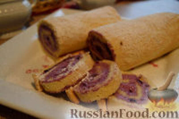 Фото к рецепту: Бисквитный рулет с кремом из творога и варенья Фото к рецепту: Бисквитный рулет с кремом из творога и варенья