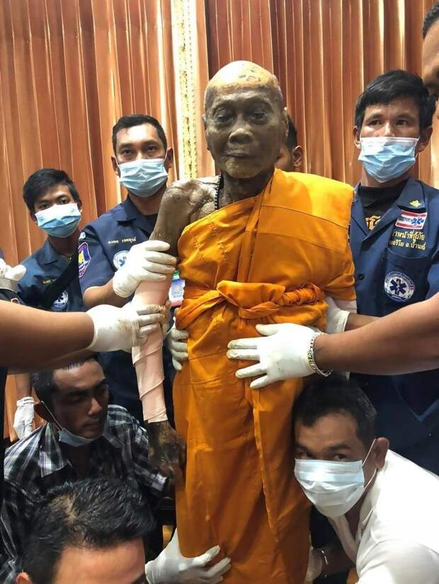 Буддийского монаха увидели с улыбкой на лице через 2 месяца после смерти будда, в мире, гроб, монах, мужчина, тело, улыбка