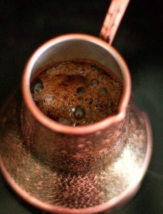 Как заваривать растворимый кофе. Кофе в турке. Кофе растворимый в чашке. Кофе в турке с молоком. Кофе в турке на плите.
