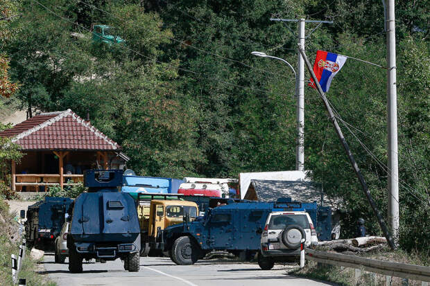 Сербы в Косово начали возводить баррикады для защиты административных зданий