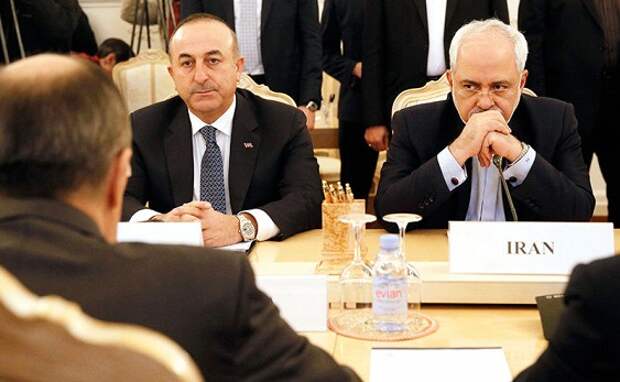 Министр иностранных дел Турции Мевлют Чавушоглу и министр иностранных дел Ирана Мохаммад Джавад Зариф