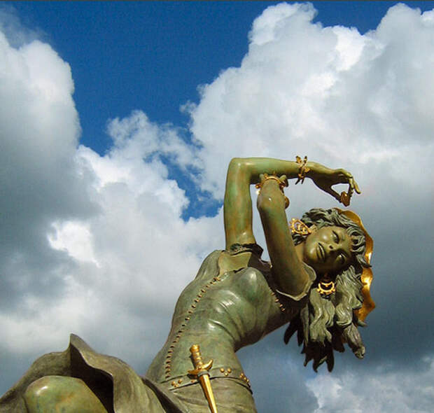 16-Esmeralda_sculpture.jpg