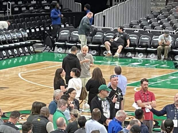 Джо Маззулла пообщался с Пепом Гвардиолой в преддверии первого матча финальной серии плей-офф НБА