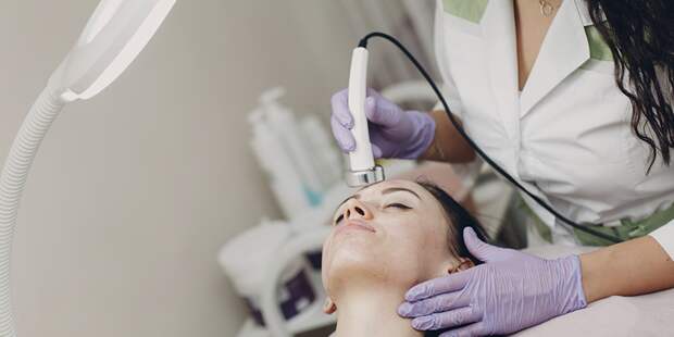 Эксперт Стоянов: ужесточение требований к косметологам может повысить цены до 30%