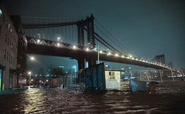 Затопленные дороги под Манхэттенским мостом
