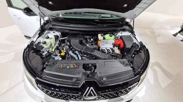 Renault Austral 2022-гибридный привод HEV.Аккумулятор на 12В не поместился под капотом.Это в багажнике