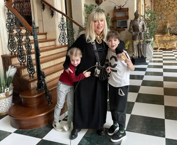 Пугачева с детьми была замечена в аэропорту, а с Галкиным отказались сотрудничать федеральные каналы