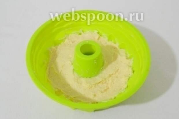 Выкладываем тесто в силиконовую форму для выпечки.