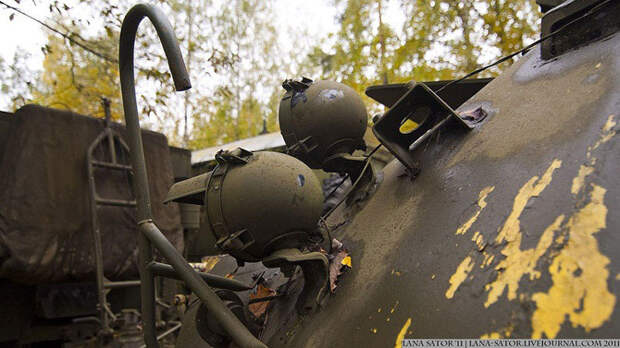 Брошенная военная техника в лесу Брошенная военная техника в лесу